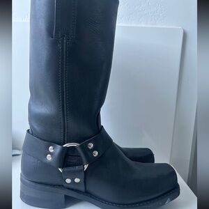 Black Leather Boots (UNISEX) Men’s 7 but can fit women’s 8.